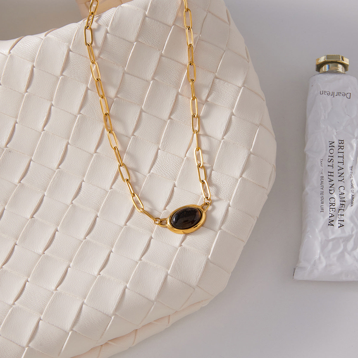 Collana con ciondolo ovale geometrico a occhio di tigre in acciaio al titanio con finitura galvanizzata per donna