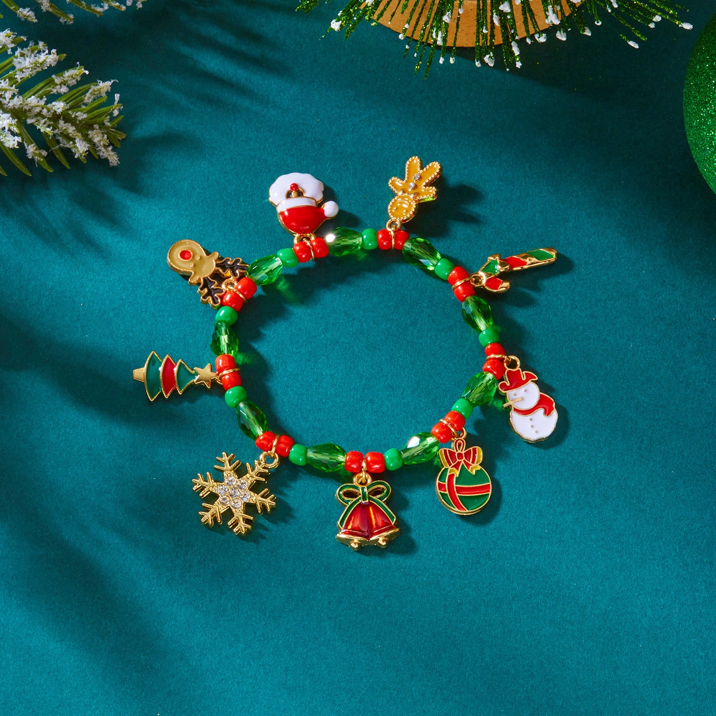 Bracciale artigianale in lega con perline e motivi natalizi di fiocchi di neve in cristallo, renne e Babbo Natale per occasioni festive.