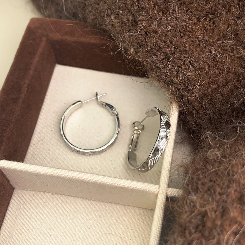 Pendientes de aro de metal geométricos minimalistas con textura entrecruzada para mujer