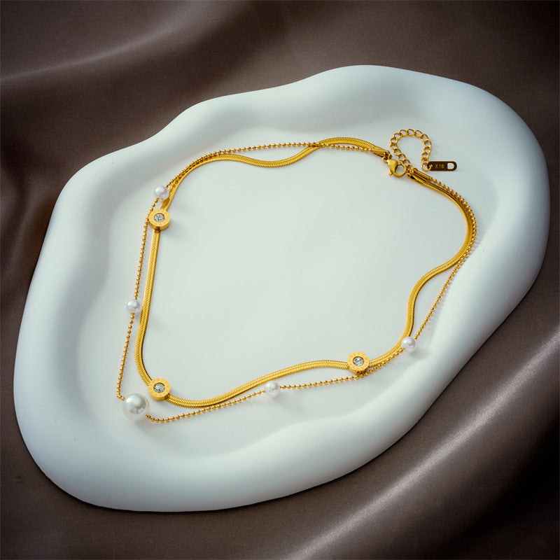 Collar de mujer estilo vintage con colgante redondo de doble capa con perlas y números romanos, detalles de diamantes de imitación, en acero de titanio y cadena de serpiente