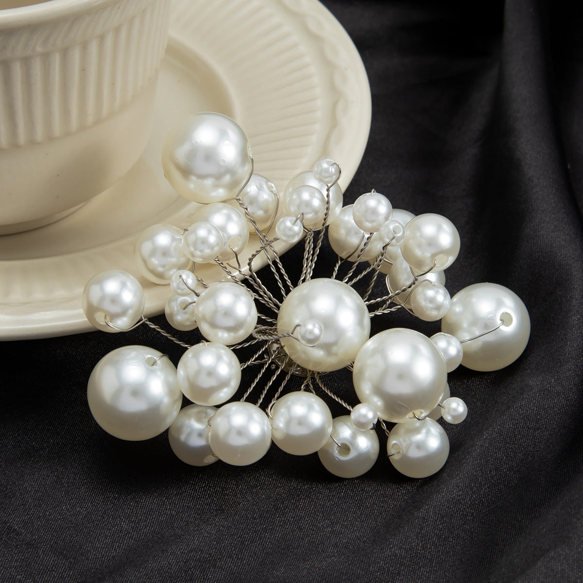 Sweet Elegant Gold Plated Brass Floral Pearl Brooch for Women