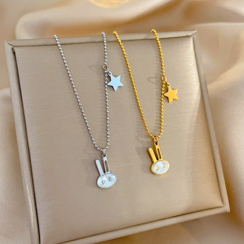 Collar con colgante de conejo minimalista de acero de titanio con baño de oro para mujer y hombre, incrustaciones de abulón, cadena para clavícula