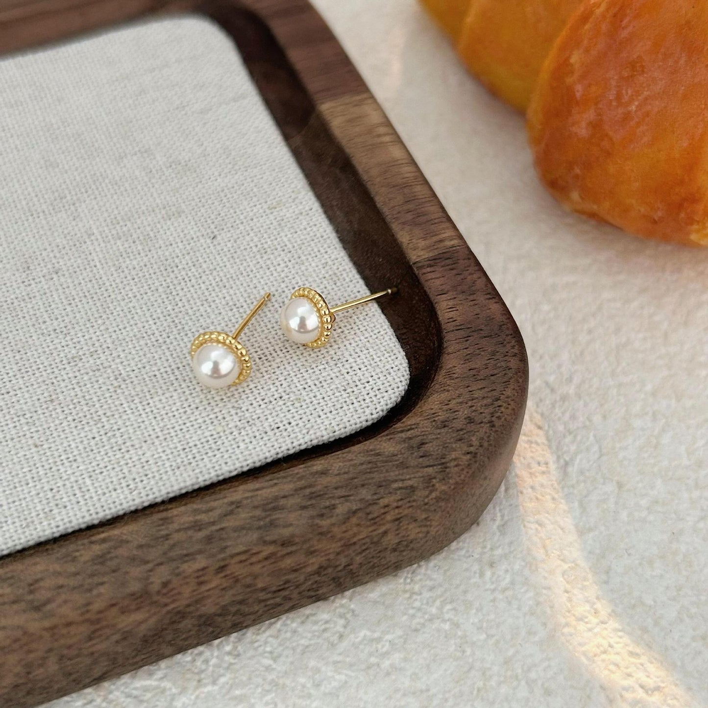 Orecchini a Perno Minimalisti con Perle in Argento Sterling 925 Placcato Oro, Design a Forma di Lettera