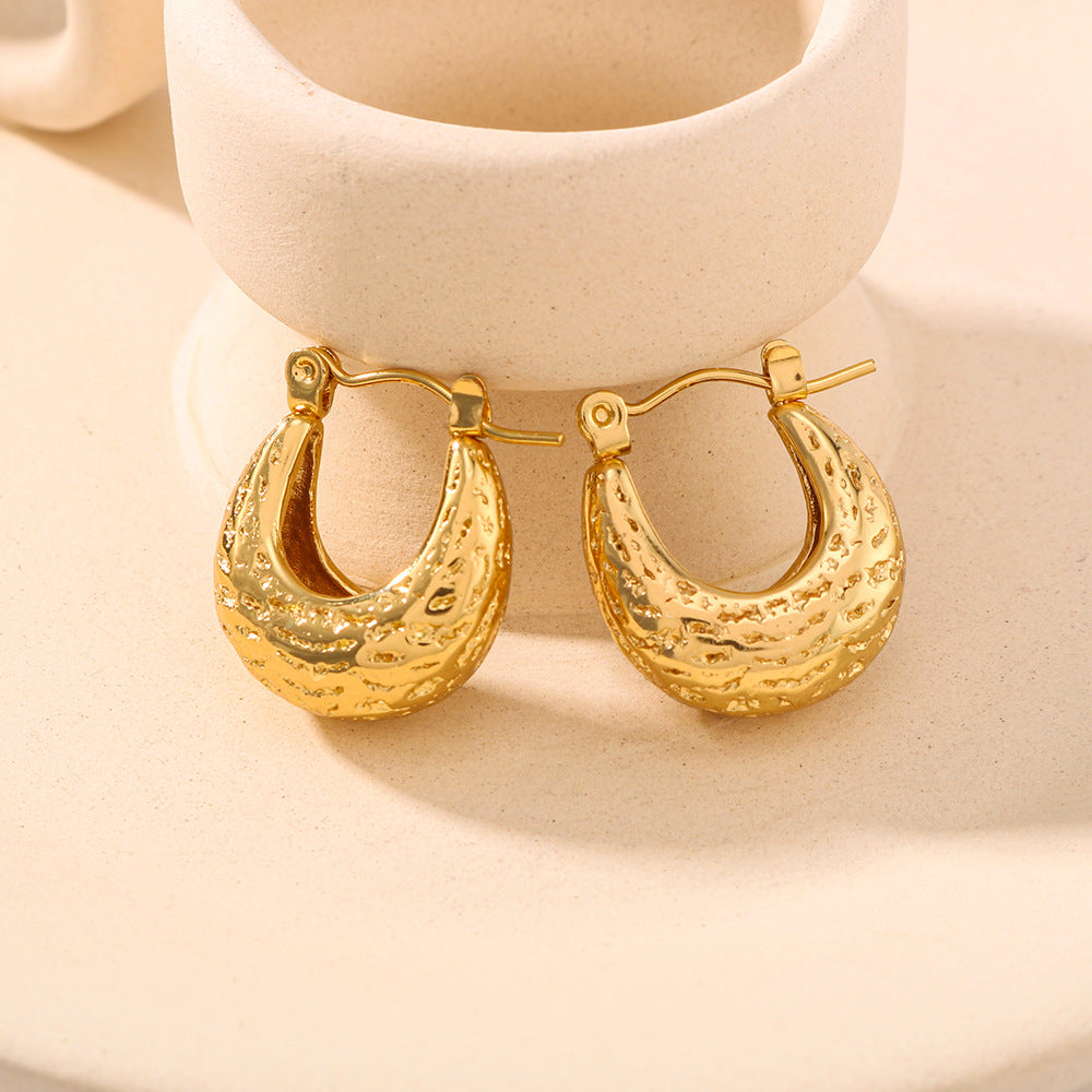 Orecchini a U minimalisti in acciaio inossidabile cavo con trama martellata e placcatura sottovuoto in oro 18 carati da donna