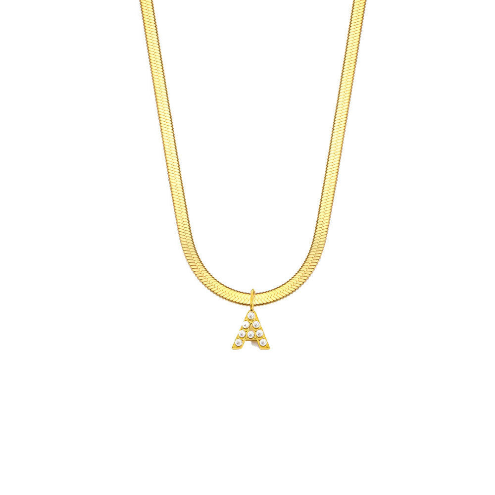 Collar de acero de titanio estilo corte francés vintage con dije de letras y detalles de perlas en cadena de serpiente plana