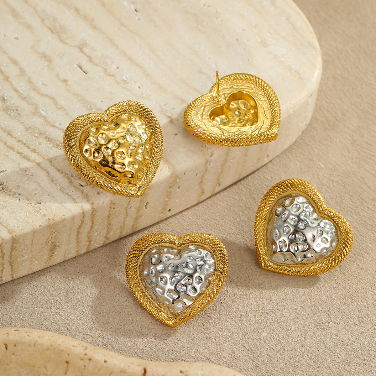 Elegantes pendientes de acero inoxidable con forma de corazón martillado y acabado chapado para mujer