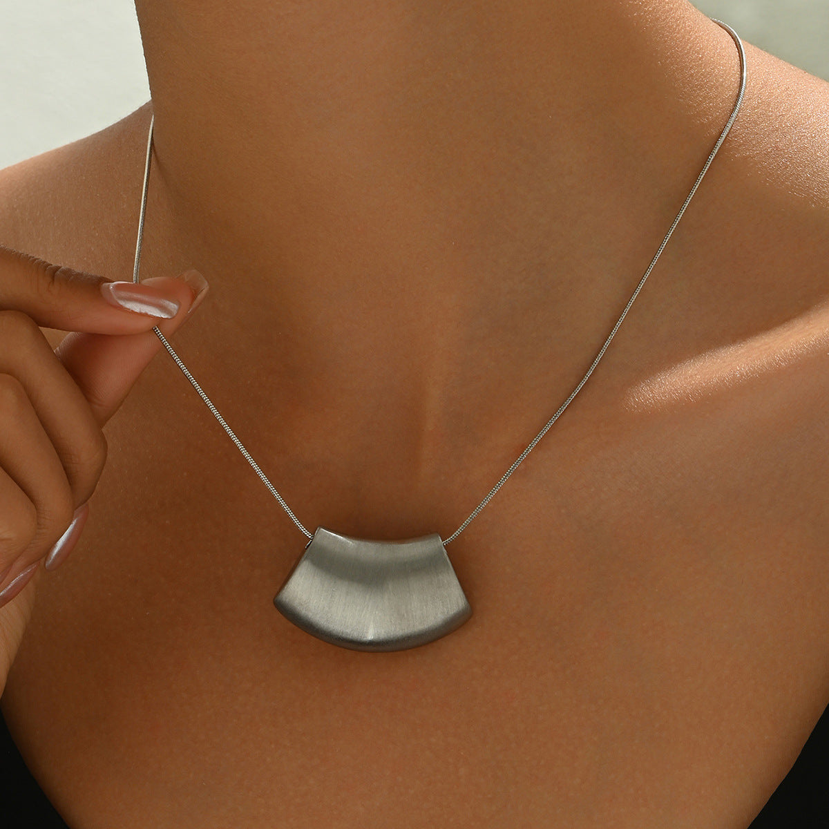 Collana con Pendente Geometrico Minimalista in Lega di Zinco con Finitura Placcata da Donna, Lunga Catena alla Clavicola