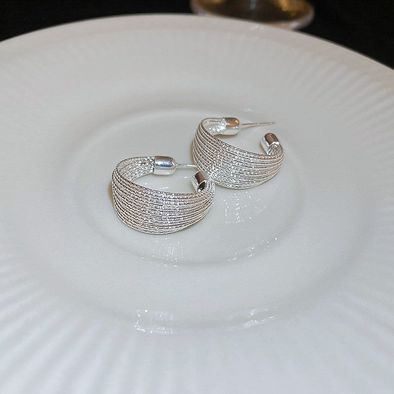Pendientes de metal geométricos minimalistas con incrustaciones de diamantes de imitación y acabado cepillado para mujer