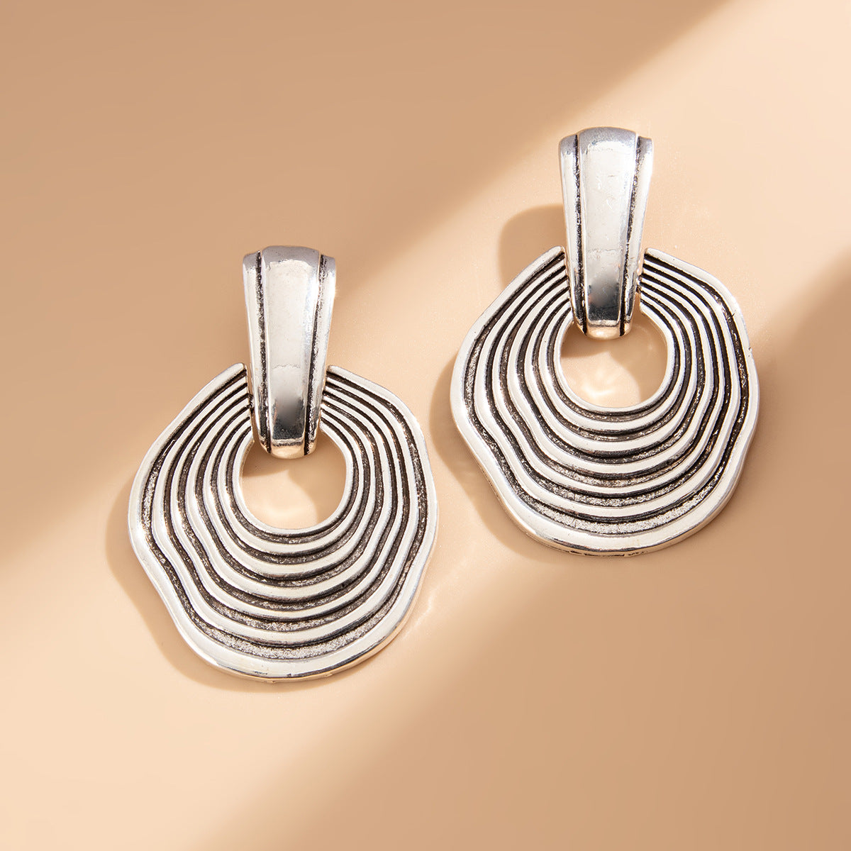 Orecchini a Cerchio Geometrici Minimalisti Vintage in Lega con Finitura Galvanizzata e Design Invecchiato dai Toni Freddi