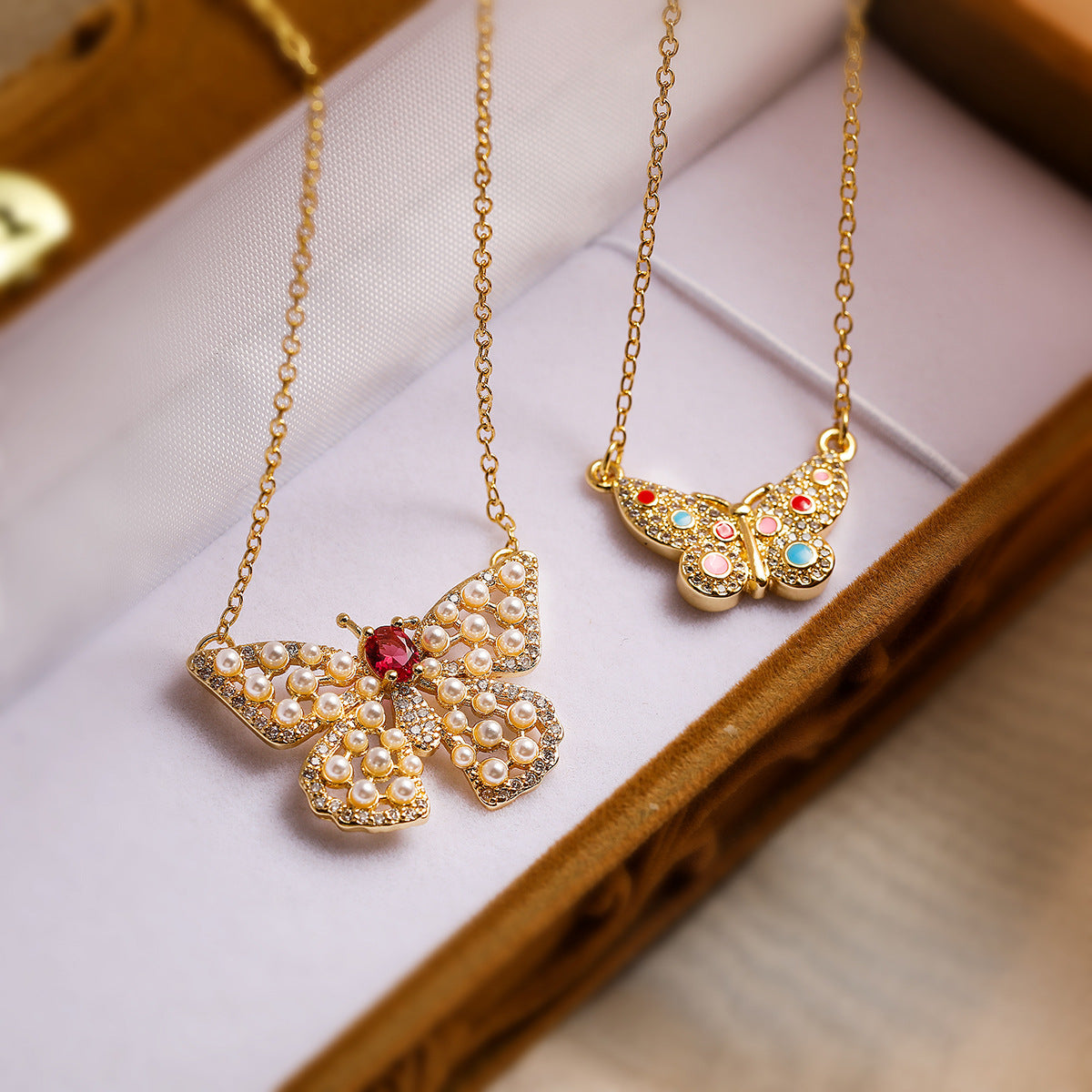 Collana Pendente Farfalla Minimalista da Donna con Base in Rame Placcata in Oro Vero e Intarsi di Zirconi e Perle