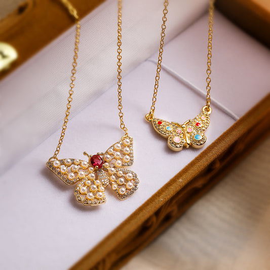 Collana Pendente Farfalla Minimalista da Donna con Base in Rame Placcata in Oro Vero e Intarsi di Zirconi e Perle