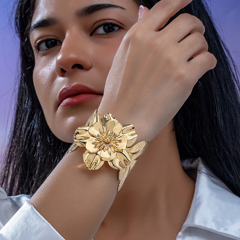Pulsera de metal con patrón de cuadrícula geométrica de tono frío minimalista con acabado galvanizado para mujer