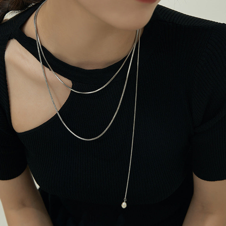 Gargantilla minimalista en forma de U de acero inoxidable con cadena de serpiente para mujer con colgante de nácar, acabado chapado, collar largo listo para combinar