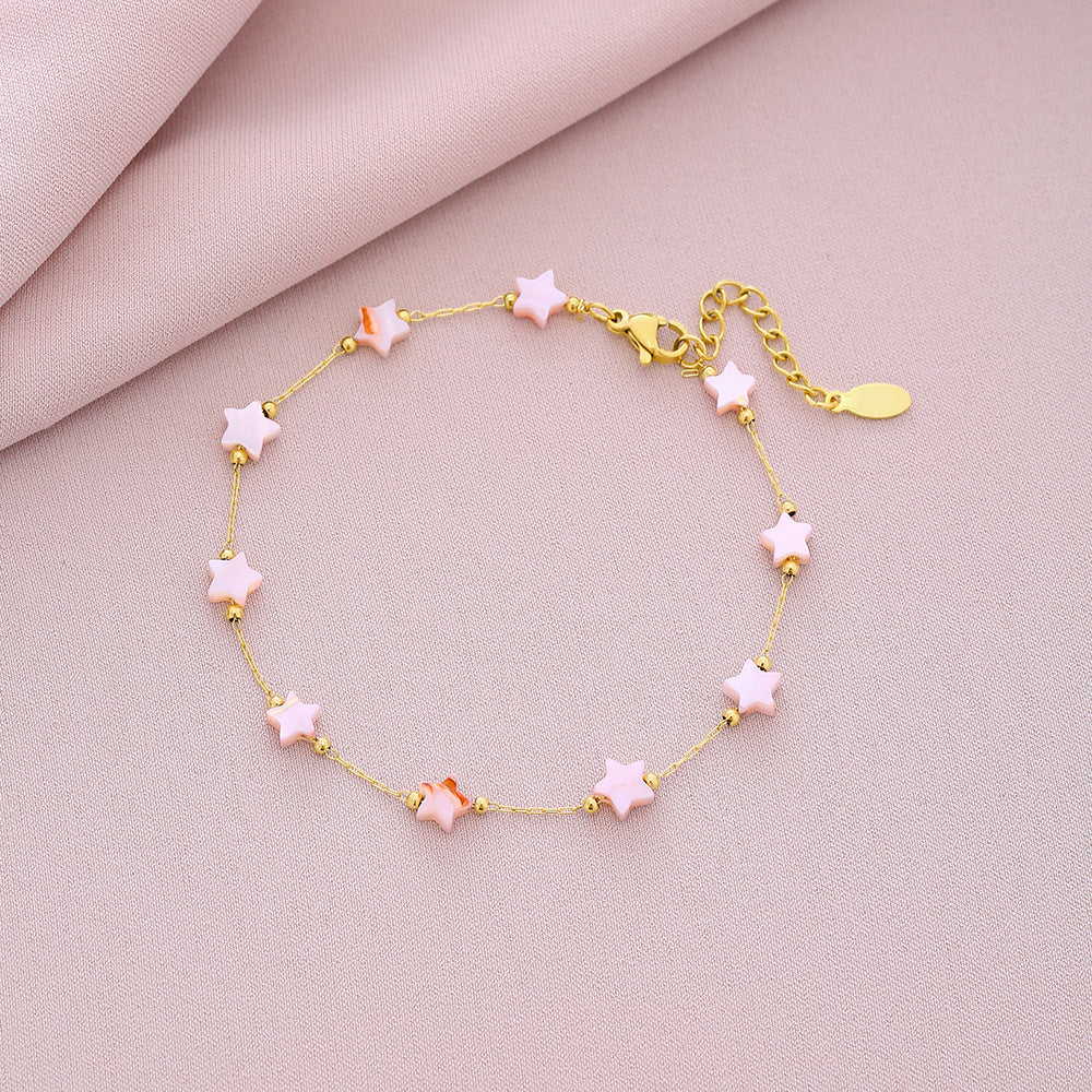 Elegante pulsera unisex de acero titanio con forma de concha y acabado chapado, ideal para atuendos casuales y de negocios en verano.