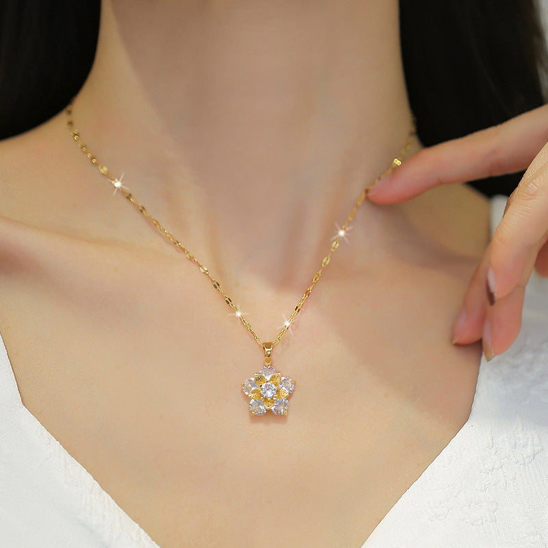 Set di gioielli placcati in acciaio al titanio con ciondolo a fiore, collana e orecchini di lusso