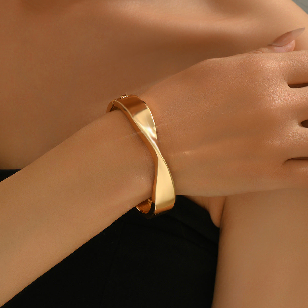 Pulsera geométrica minimalista de aleación pulida para mujer con acabado de superficie liso y estilo versátil