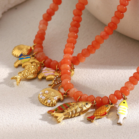 Collana con Pendente Geometrico di Lusso Fatto a Mano con Perline in Acciaio Inossidabile Placcato Oro 18K e Motivo Vita Marina in Agata Rossa