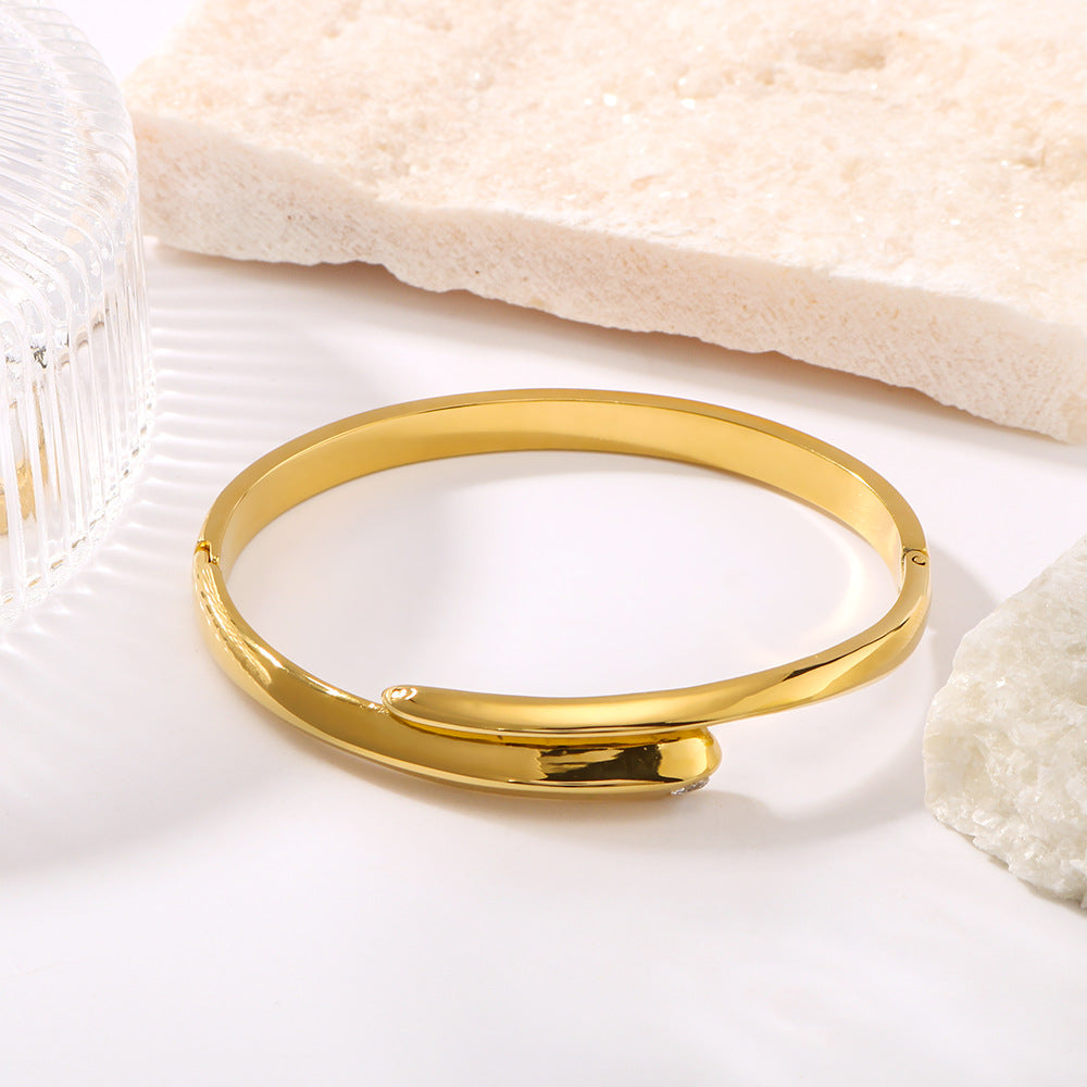 Bracciale minimalista in acciaio al titanio con intarsi di strass e design asimmetrico, acciaio inossidabile placcato oro 18 carati