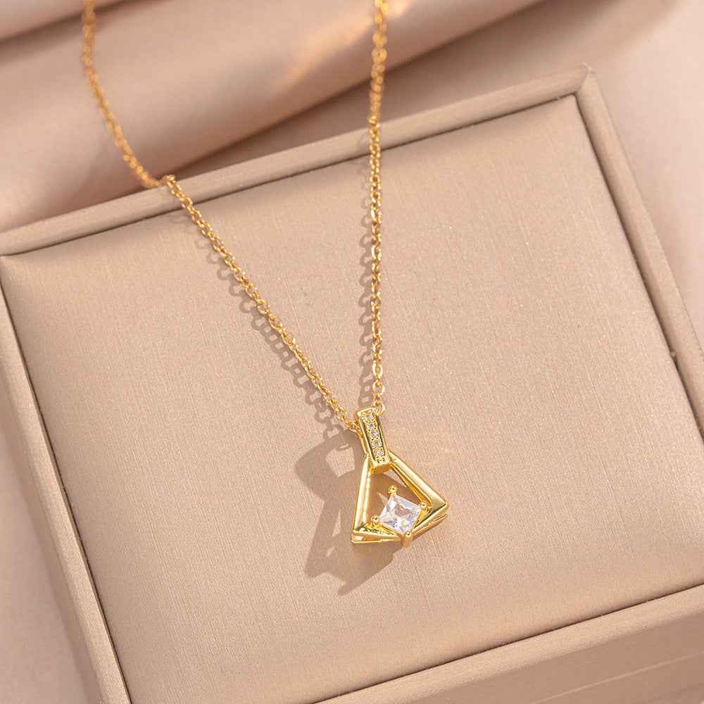Elegante Collar con Colgante en Forma de Falda para Mujer de Acero de Titanio con Incrustaciones de Cobre y Circonita Cúbica, Acabado Chapado en Oro, Cadena O tipo Serpiente, Estilo de Lujo Minimalista