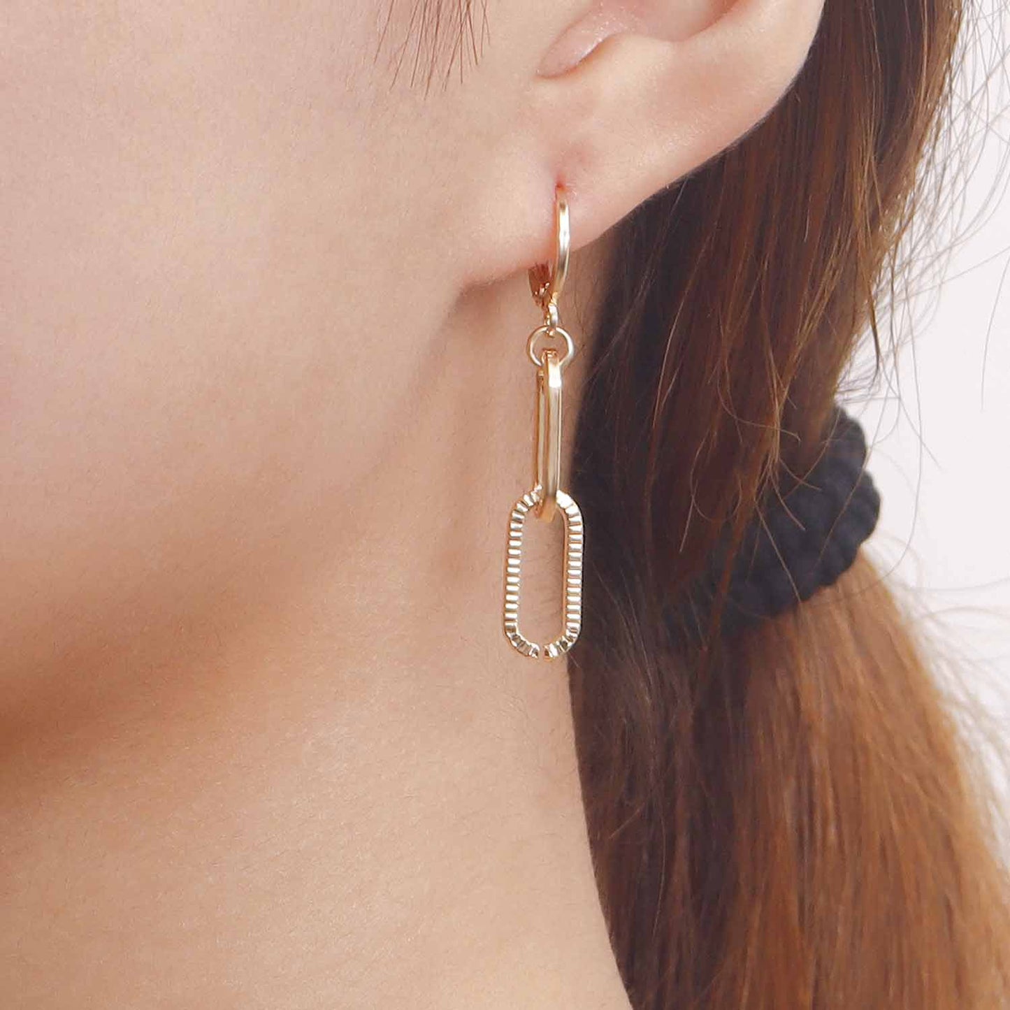 Pendientes minimalistas de aleación con baño de oro, esmaltados con diseño de flor geométrica para mujer