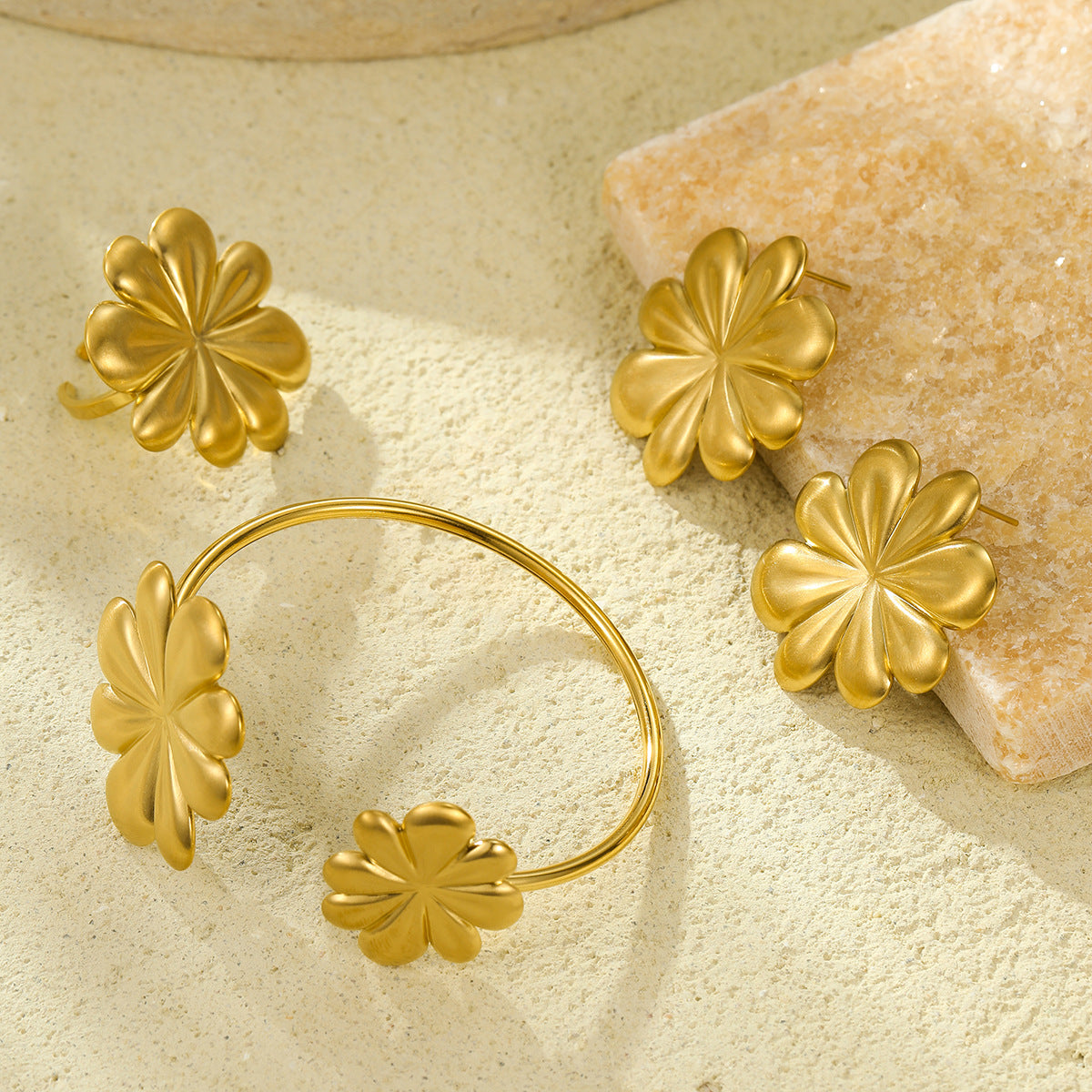 Set di orecchini, bracciale e anello da donna placcati oro 18K in acciaio inossidabile spazzolato, a forma di fiore, in stile vintage