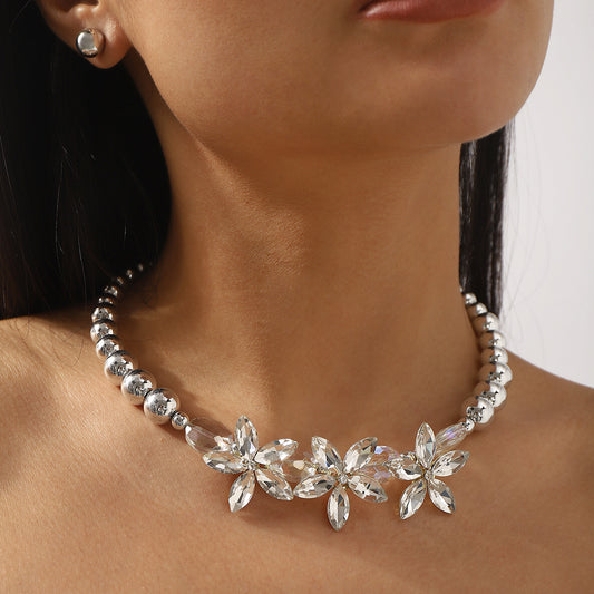 Elegante conjunto de gargantilla con forma de camelia, incrustaciones de diamantes de imitación y acabado esmaltado para mujer