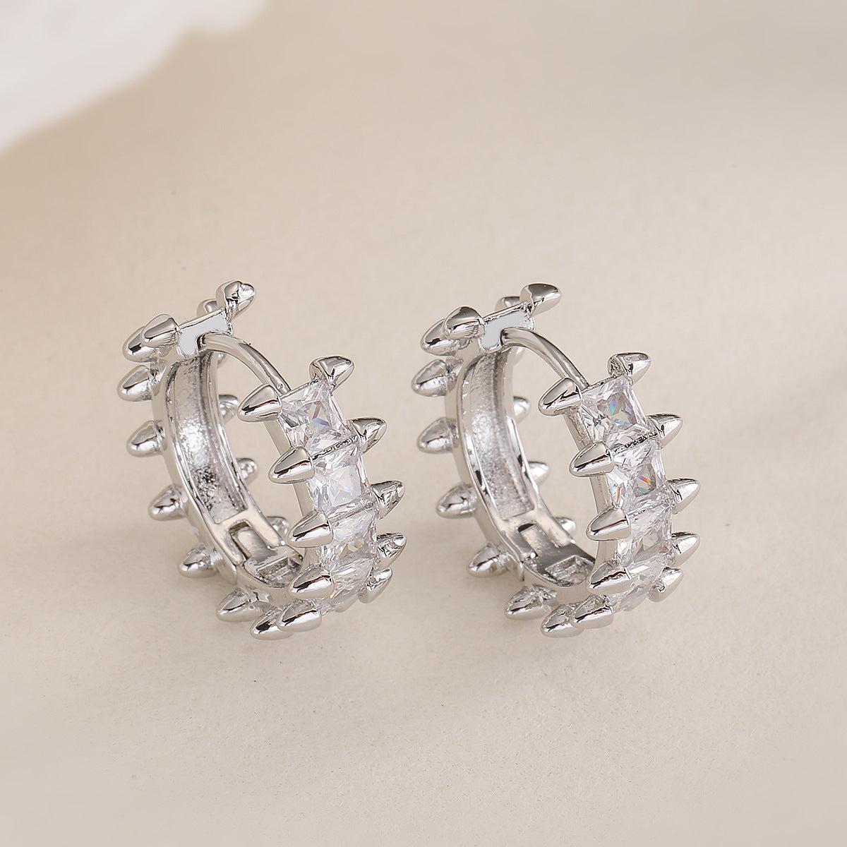 Orecchini a Cerchio Minimalisti Geometrici Irregolari a Spina di Pesce da Donna in Rame Placcato Oro 18K con Accenti di Zirconi