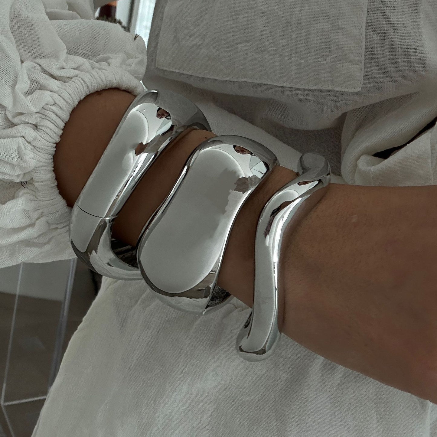 Bracciale rigido a molla in metallo placcato lucido a goccia geometrica di moda da donna