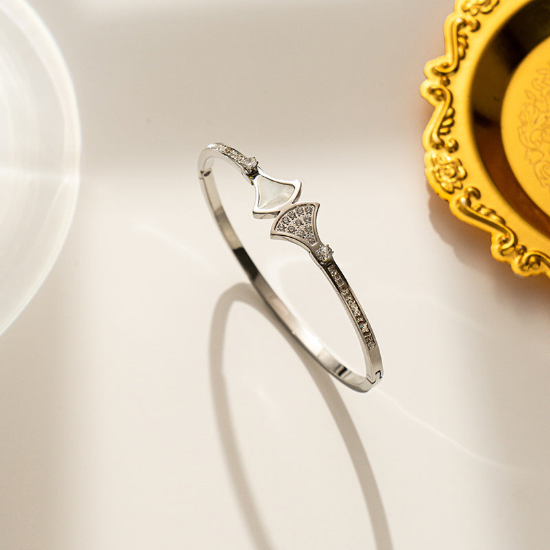 Pulsera minimalista de concha redonda de acero de titanio con acabado chapado al vacío para mujer