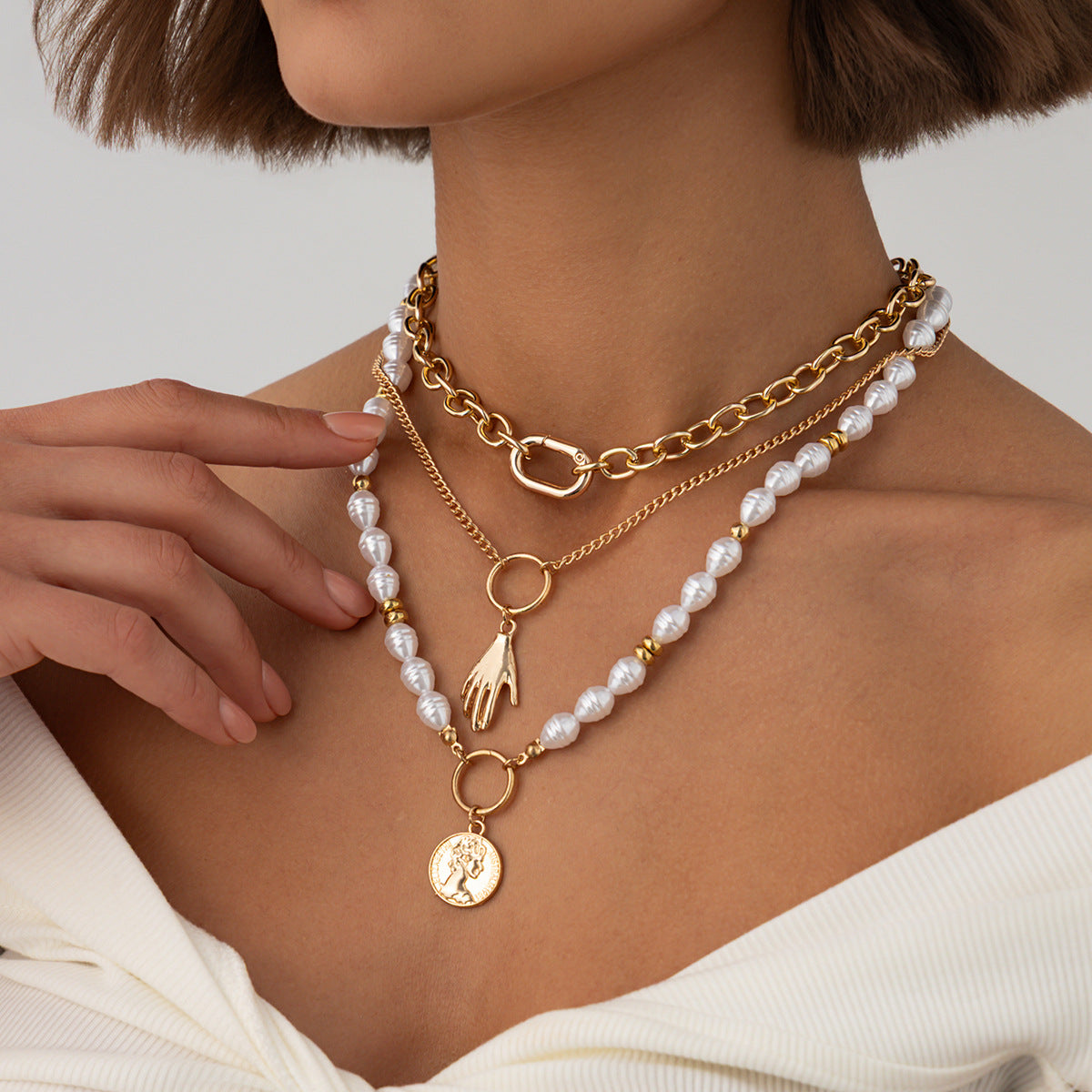 Vintage Baroque Geometric Round Zinc Alloy Pendant Iron Plated Pearl Chain Necklace for Women