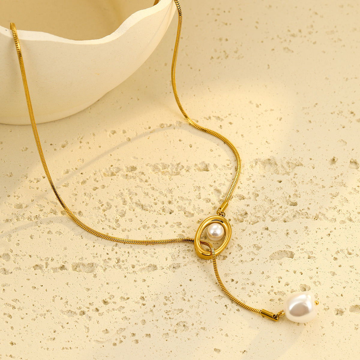 Collar de Acero Inoxidable Estilo Francés Vintage con Colgante Ajustable de Perlas para Mujer, Acabado Chapado y Diseño de Clavícula