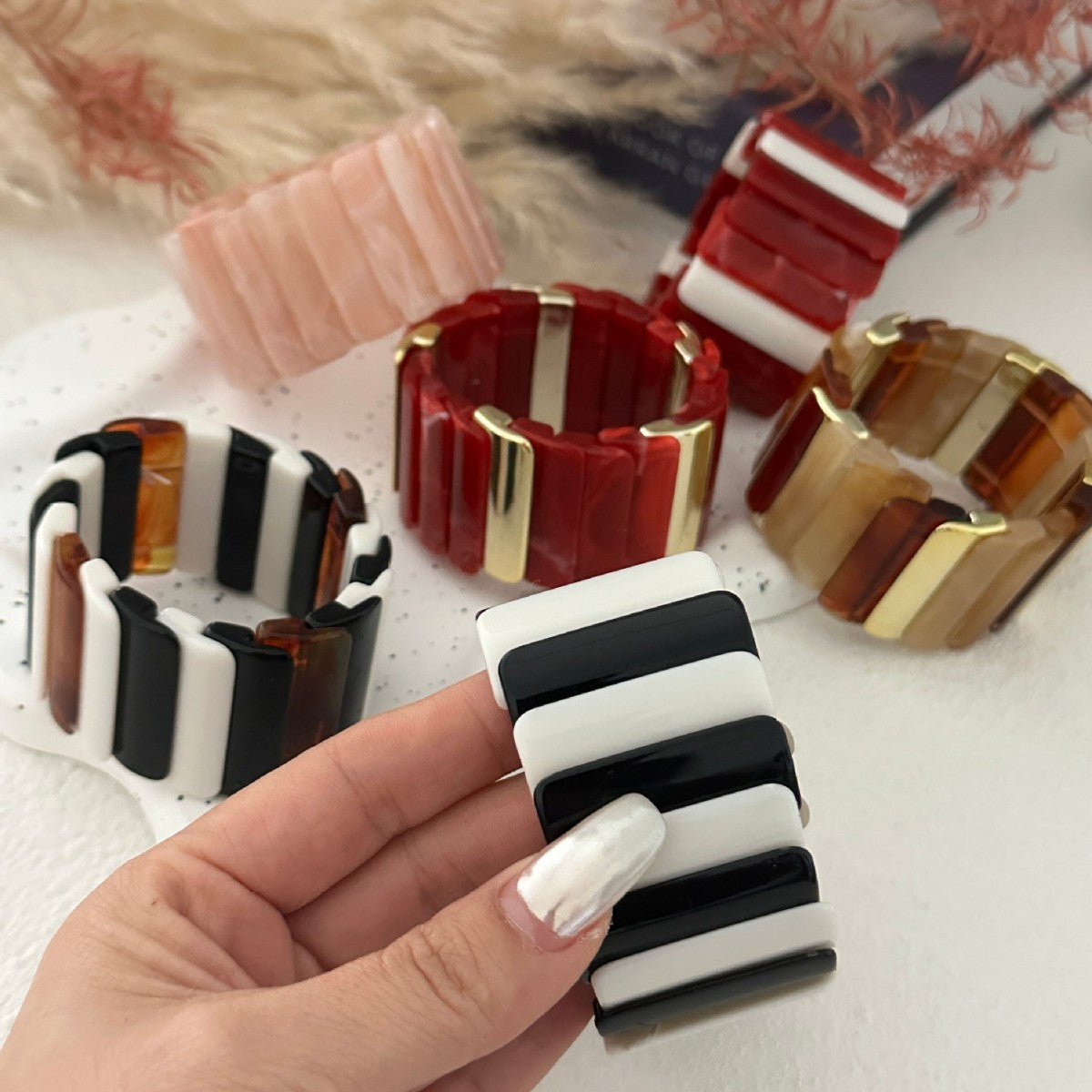 Bracciale tondo rigido da donna in resina acrilica a strisce, stile minimalista