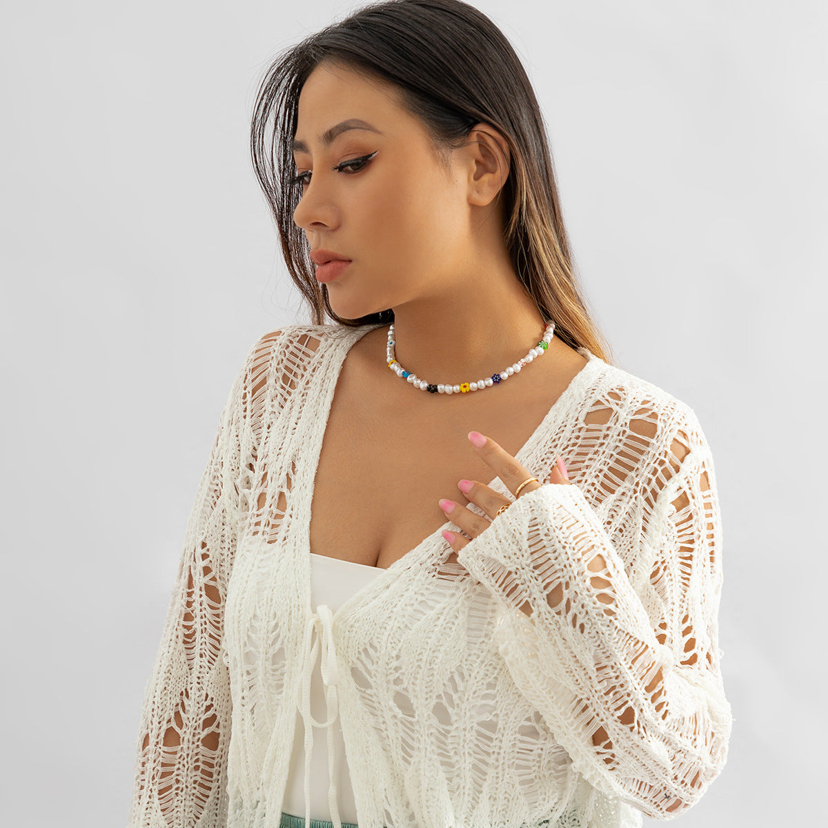Collar con colgante rústico floral de margaritas para mujer con cuentas de resina y diseño geométrico en cadena de bolitas