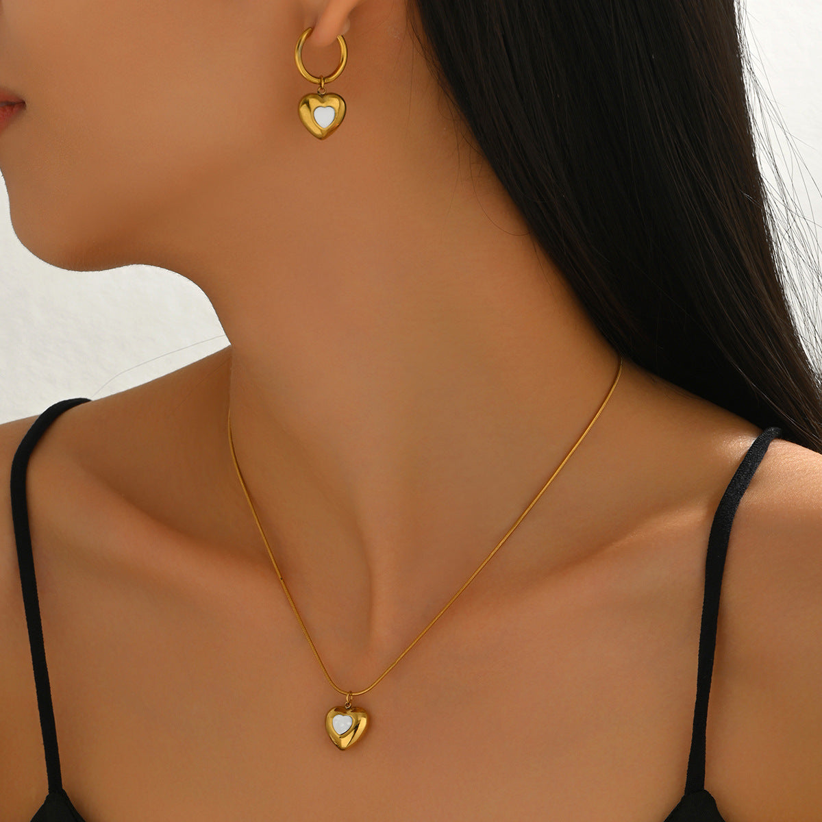 Collar colgante de cobre minimalista con forma de corazón y pendientes a juego bañados en oro de 18 quilates para mujer