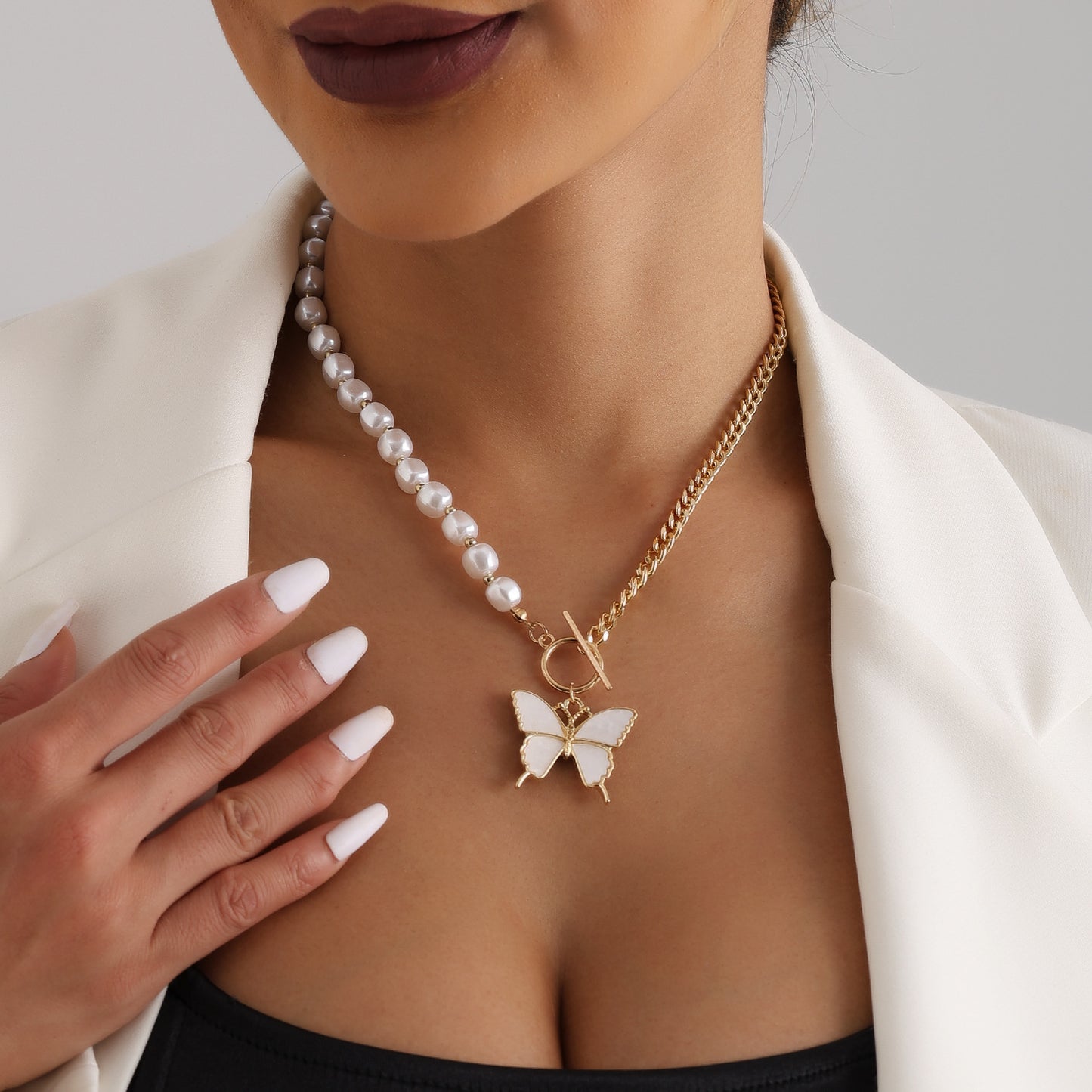 Elegant White Imitation Pearl and Shell Butterfly Geometric Aluminum Chain Necklace for Women
