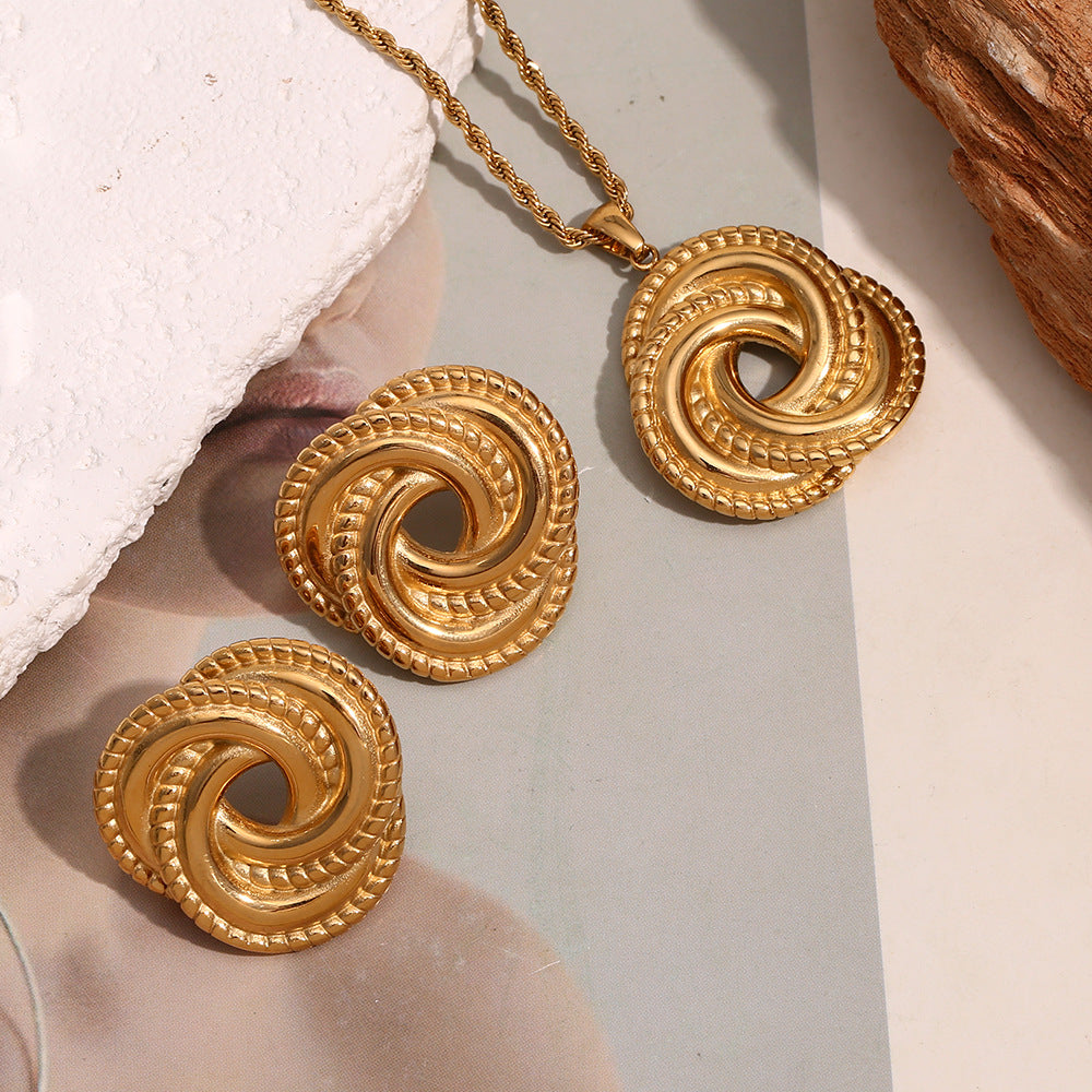 Fashionable Vintage Geometric Stainless Steel Necklace with 18K Gold Plated Circular Wrap Design for Women