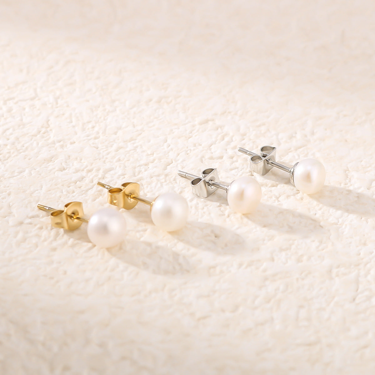 Orecchini a perno tondi minimalisti in acciaio inossidabile placcato oro 18 carati con perle per donna