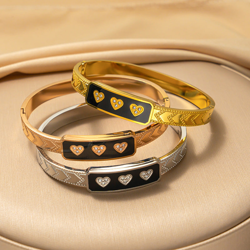 Bracciale minimalista in acciaio al titanio a forma di cuore con finitura smaltata e intarsio di strass, gioielli ipoallergenici in acciaio inossidabile lucidato