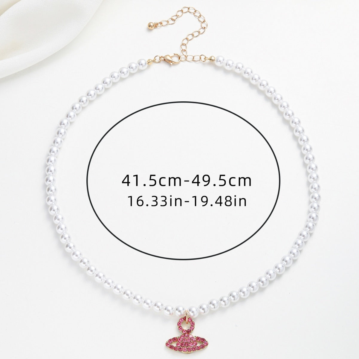 Collana con ciondolo di Saturno minimalista da donna con intarsi in strass su catena in lega nelle forme geometriche di corona e stella