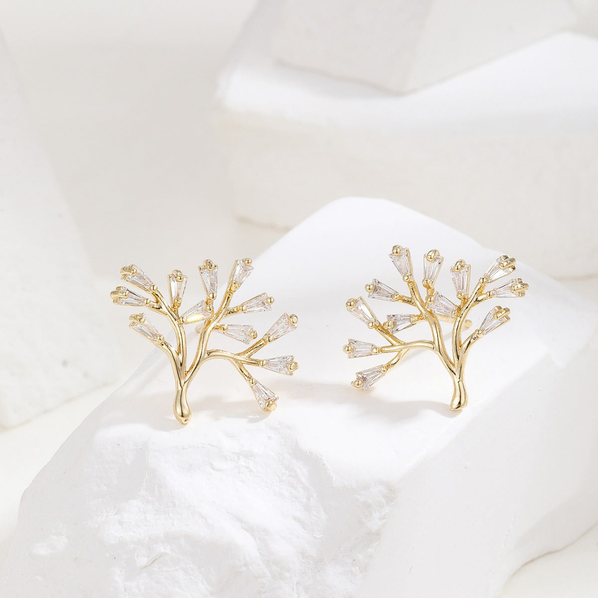 Aretes minimalistas de árbol de la vida en cobre chapado en oro con detalles florales de micro-pavé de circonitas
