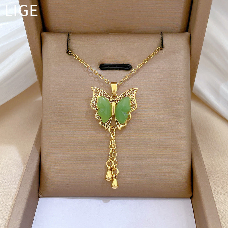 Collana Pendente Elegante a Farfalla in Acciaio al Titanio con Dettagli Verdi e Frange per Donna