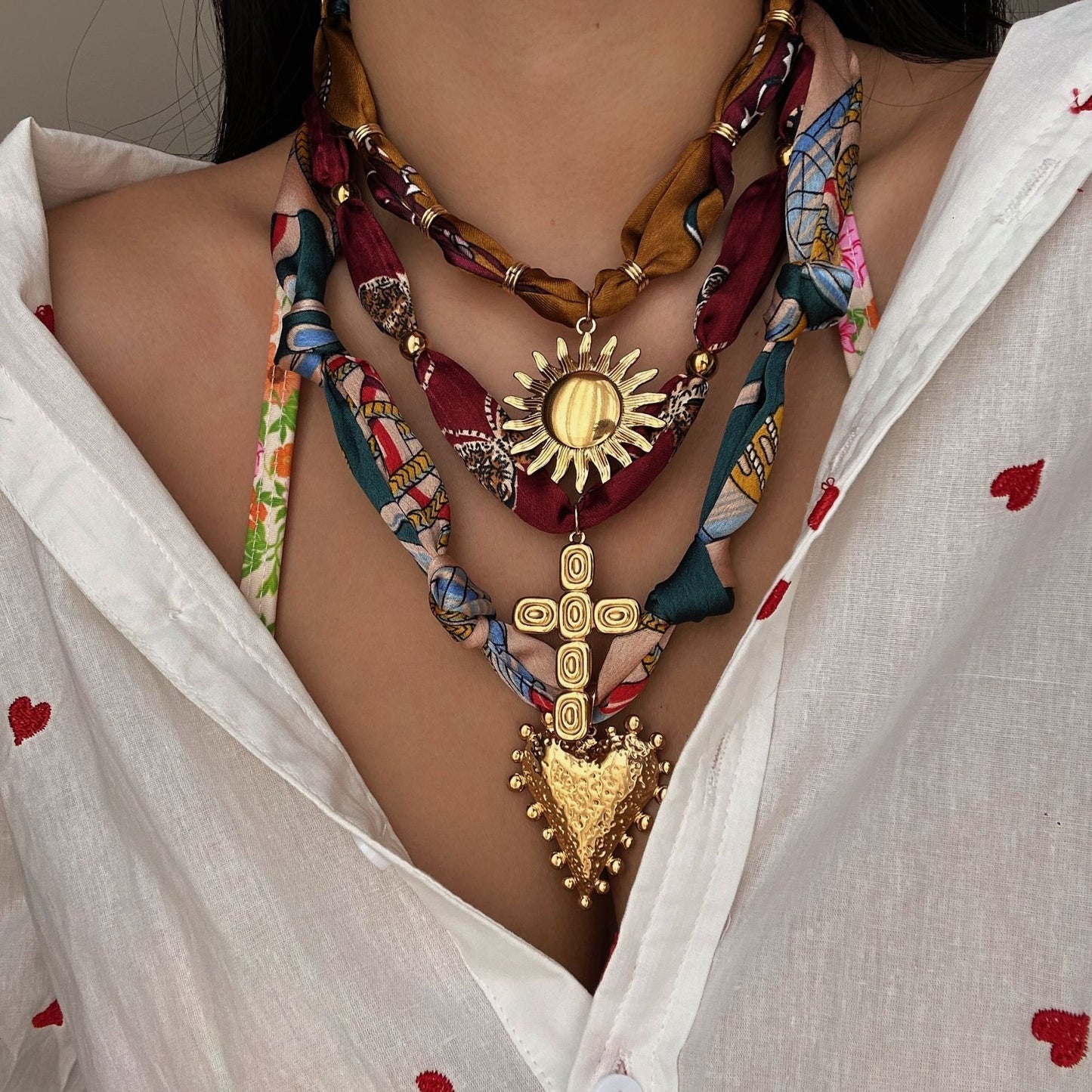 Collar con colgante informal de cruz y corazón de acero inoxidable para mujer