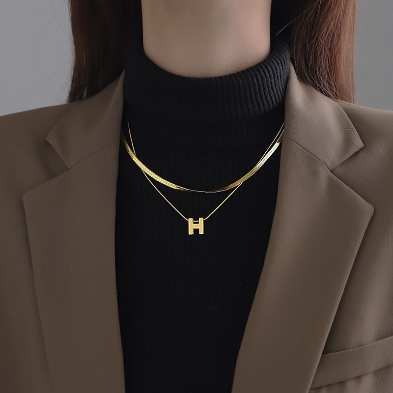 Collar minimalista de acero de titanio con colgante de letra H y acabado chapado en cadena de serpiente para mujer y hombre