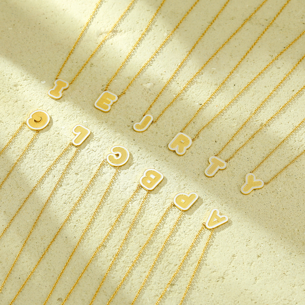 Collana con pendente a forma di lettera minimalista in acciaio inossidabile placcato oro 18 carati e dettagli in smalto da donna
