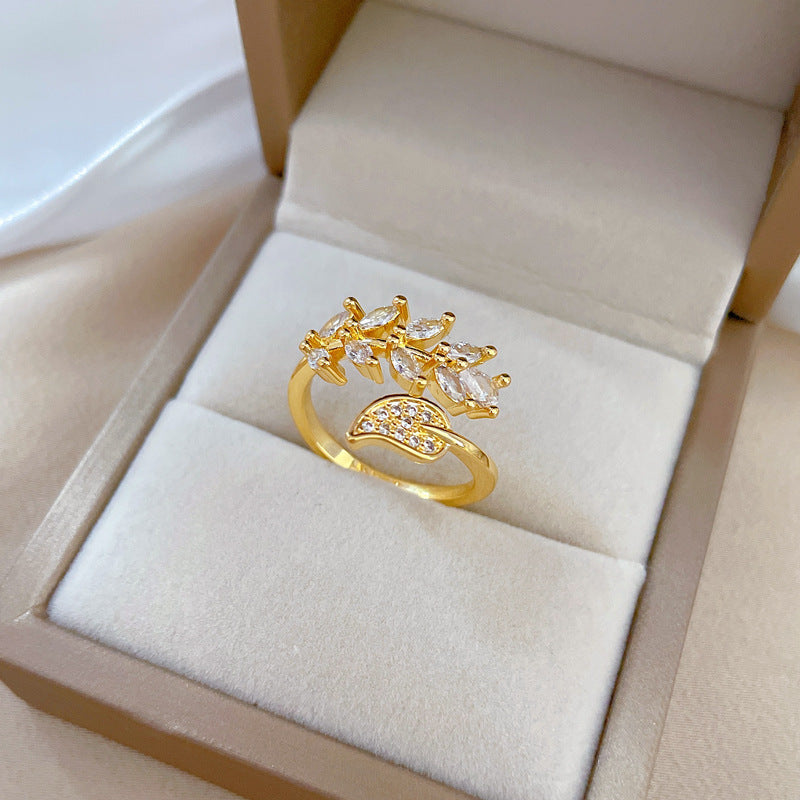 Anello da donna minimalista a forma di foglia in ottone placcato oro con intarsio di zirconi