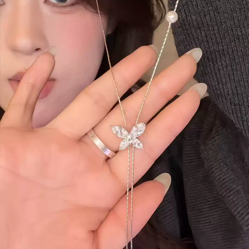 Collana di lusso con pendente a farfalla e intarsi in zirconi cubici su catena in rame per donna