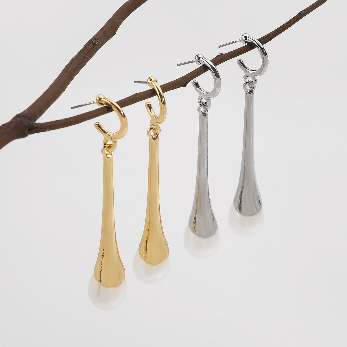 Orecchini pendenti da donna alla moda con perle geometriche in lega e finitura placcata con linee che ricordano gli strass