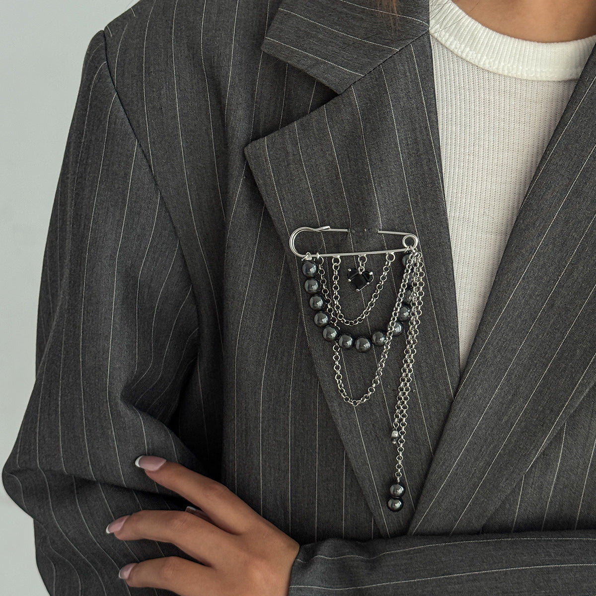 Elegant Geometric Round Plated Iron Brooch with Tassel Chain for Women