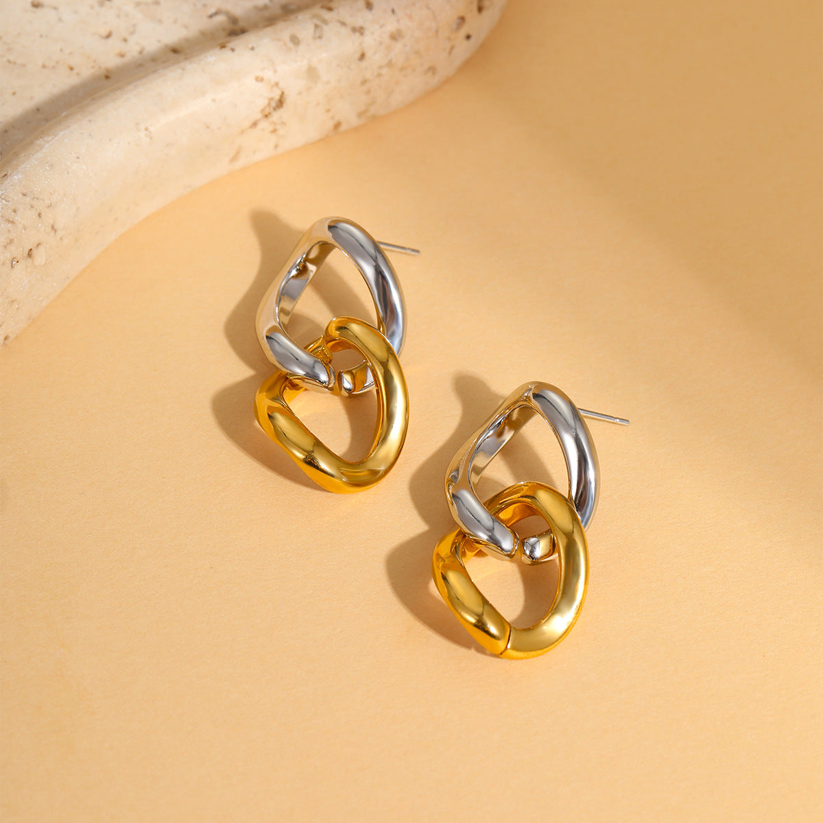 Orecchini geometrici minimalisti in acciaio inossidabile con design ad anello di Möbius e finitura placcata