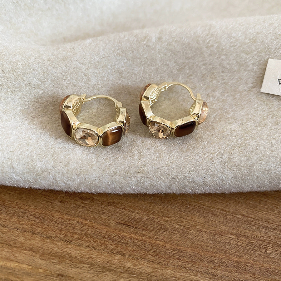 Orecchini a perno da donna chic a nappa con cuore geometrico occhio di tigre e intarsio di strass